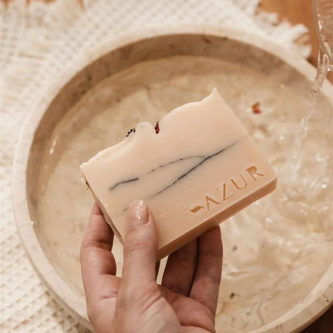 Close-up van Wild Flower Bodybar met natuurlijke textuur en rozenklei
