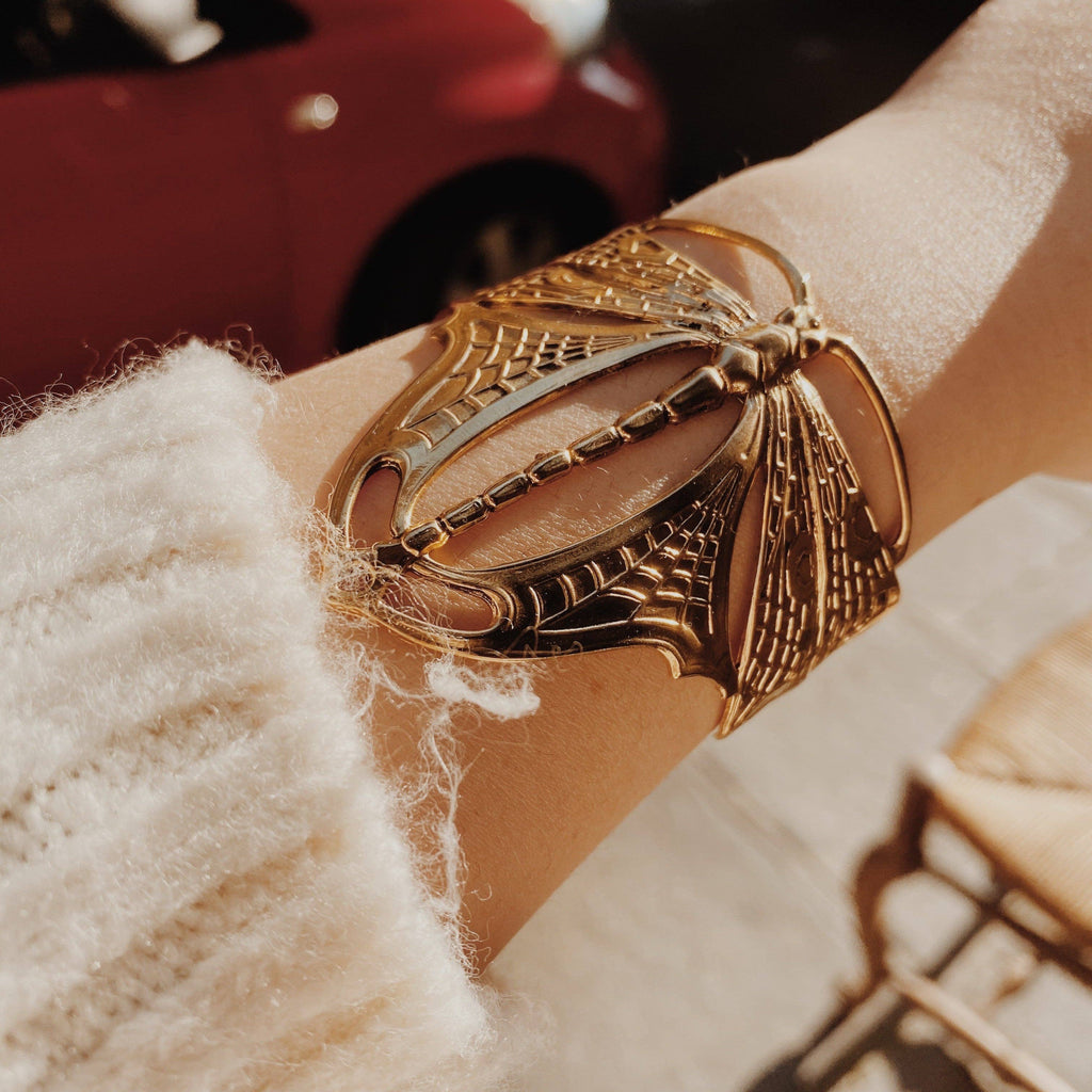 Gouden Vliegende Libelle Armband – Lotta Djossou Paris