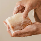 Close-up van Sunset Dreams Bodybar met natuurlijke textuur en rode klei