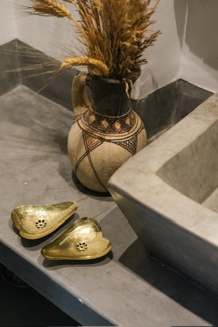 Bohemian messing zeepbakje voor een warme natuurlijke badkamer