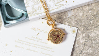 Boogschutter sterrenbeeldketting van Fable England - draaibare talismanhanger met karneool en verguld messing