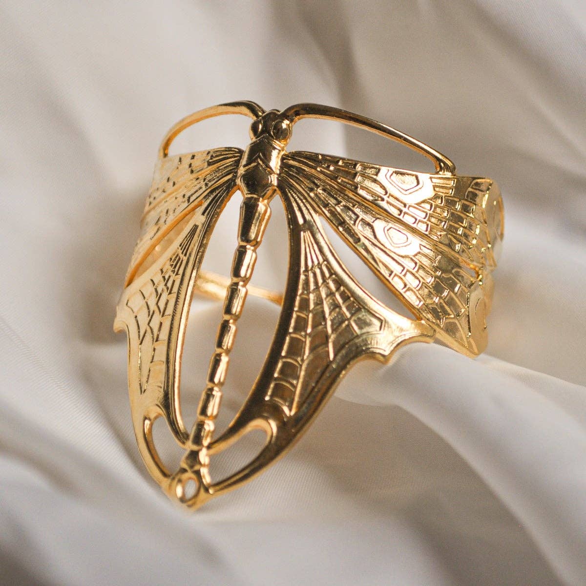 Gouden Vliegende Libelle Armband – Lotta Djossou Paris