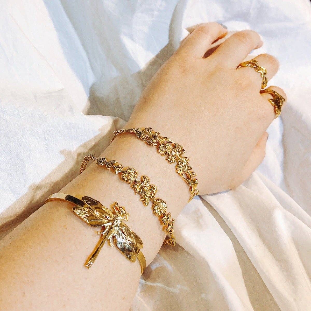 Gouden Kleine Libelle Armband – Lotta Djossou Paris