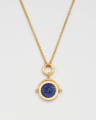 Kreeft Sterrenbeeldketting van Fable England - close-up van het Kreeft-symbool