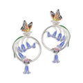 Bluebell & Butterfly Creolen van Bill Skinner - zilveren hoepeloorbellen met handgeschilderde boshyacinten en vlinder