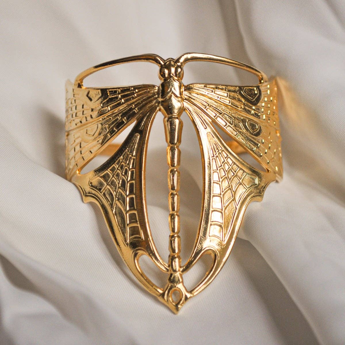 Gouden Vliegende Libelle Armband – Lotta Djossou Paris