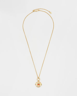 Kreeft Sterrenbeeldketting van Fable England - detail van de gouden munt en spinner